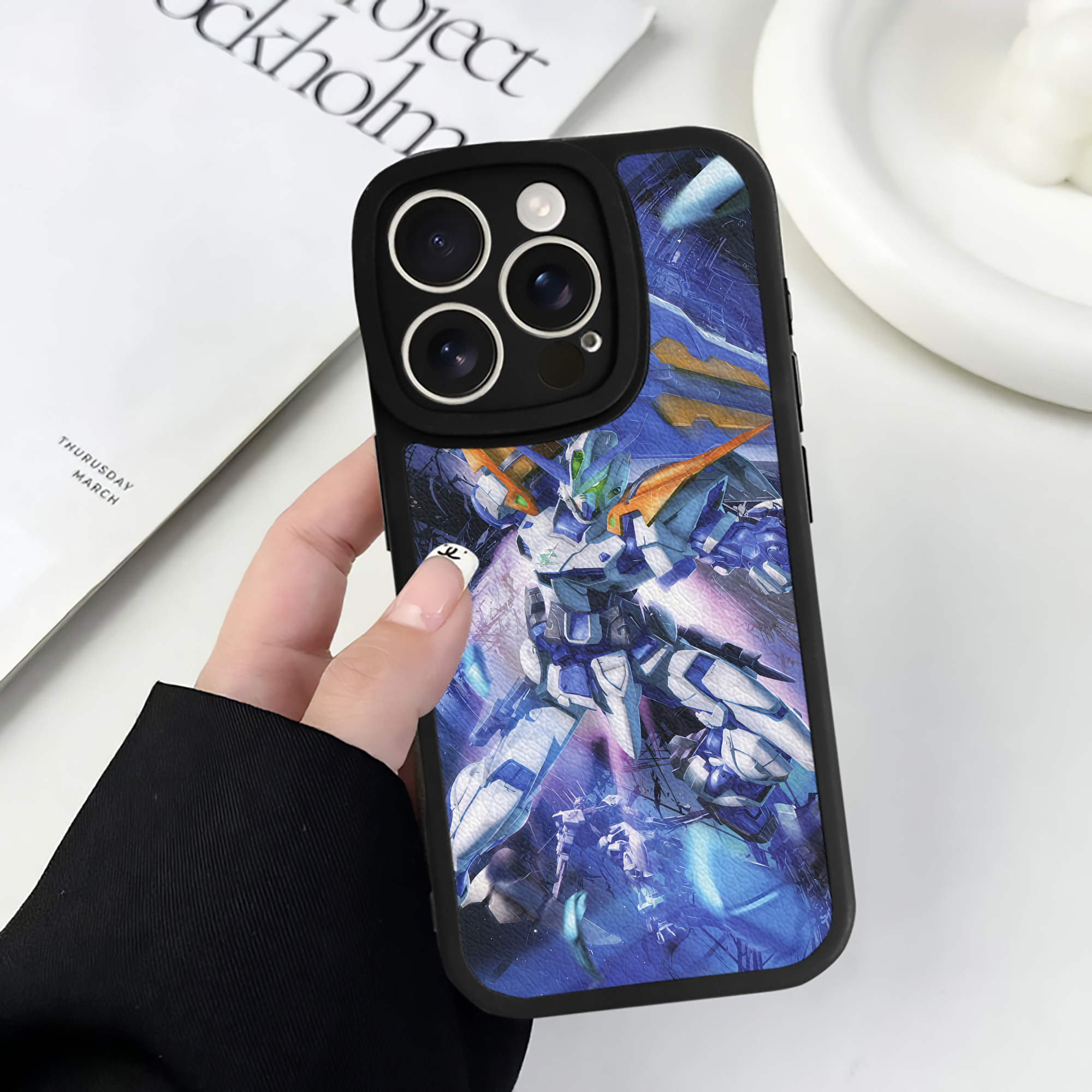 （画像用） 機動戦士ガンダム Mobile Suit Gundam 【iPhone 16シリーズ対応】シリコンスマホケース（レザー調） 材質：シリコン